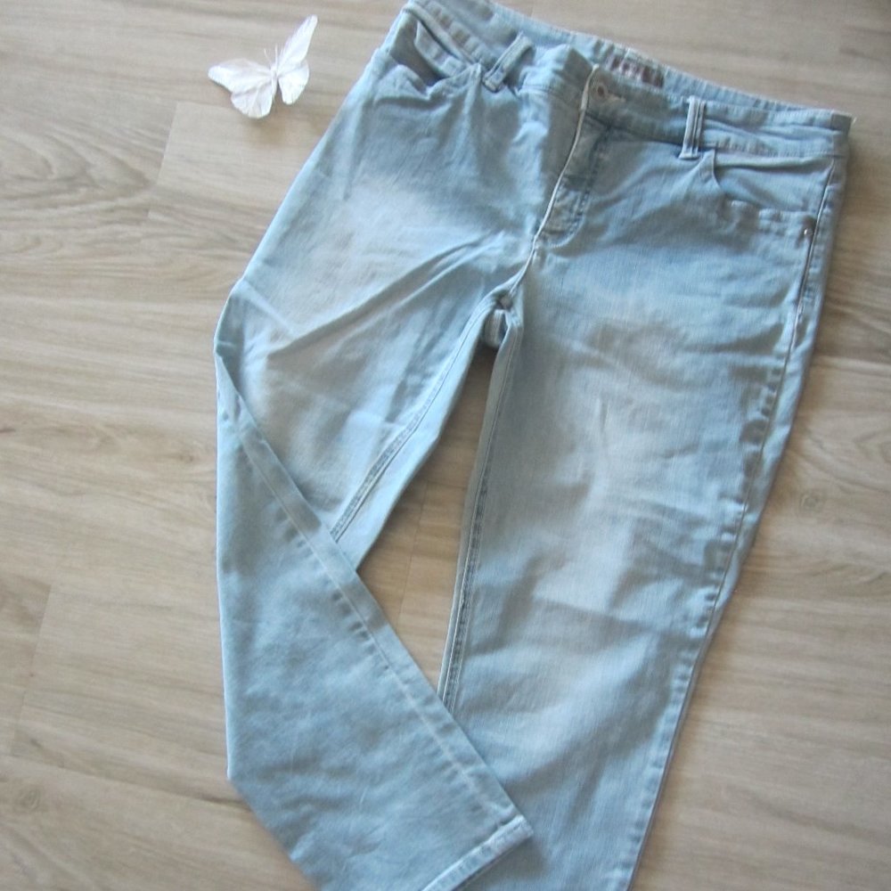 CHICOS - Sz 2-4 - "So Slimming"  Light Washed Straight Jeans
